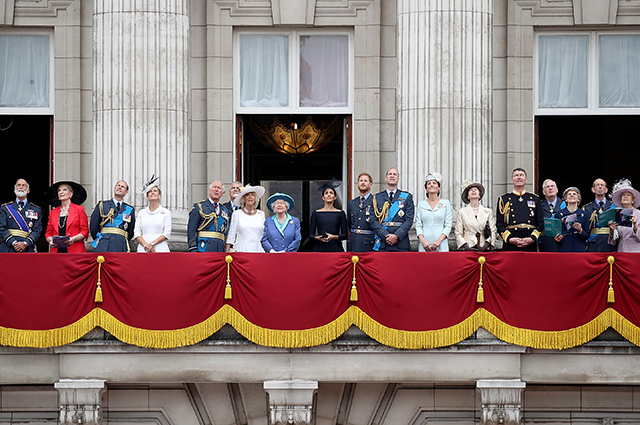 Меган Маркл, принц Гарри, королева Елизавета II, Кейт Миддлтон и другие посетили парад ВВС