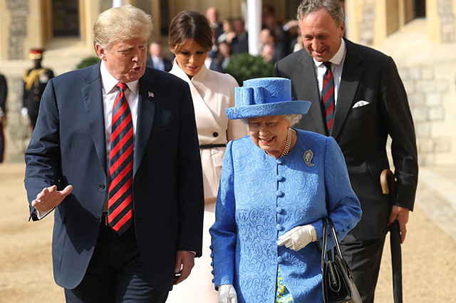 Королева Елизавета II затроллила Дональда Трампа при помощи брошей