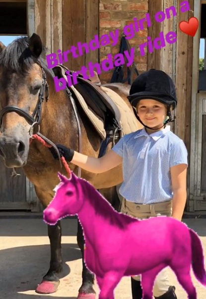 Дэвид и Виктория Бекхэм отметили день рождения дочери Харпер: смешные селфи, чаепитие и конная прогулка