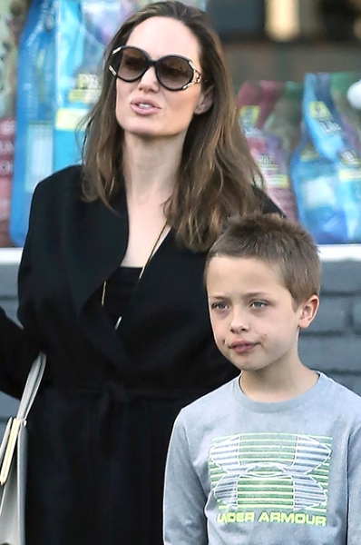 Новые фото Анджелины Джоли с детьми: в сети обсуждают, на кого похож младший сын звезды